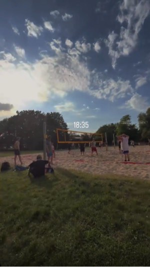 Leute zum Volleyball spielen und See chillen – Sport-Events in Hamburg